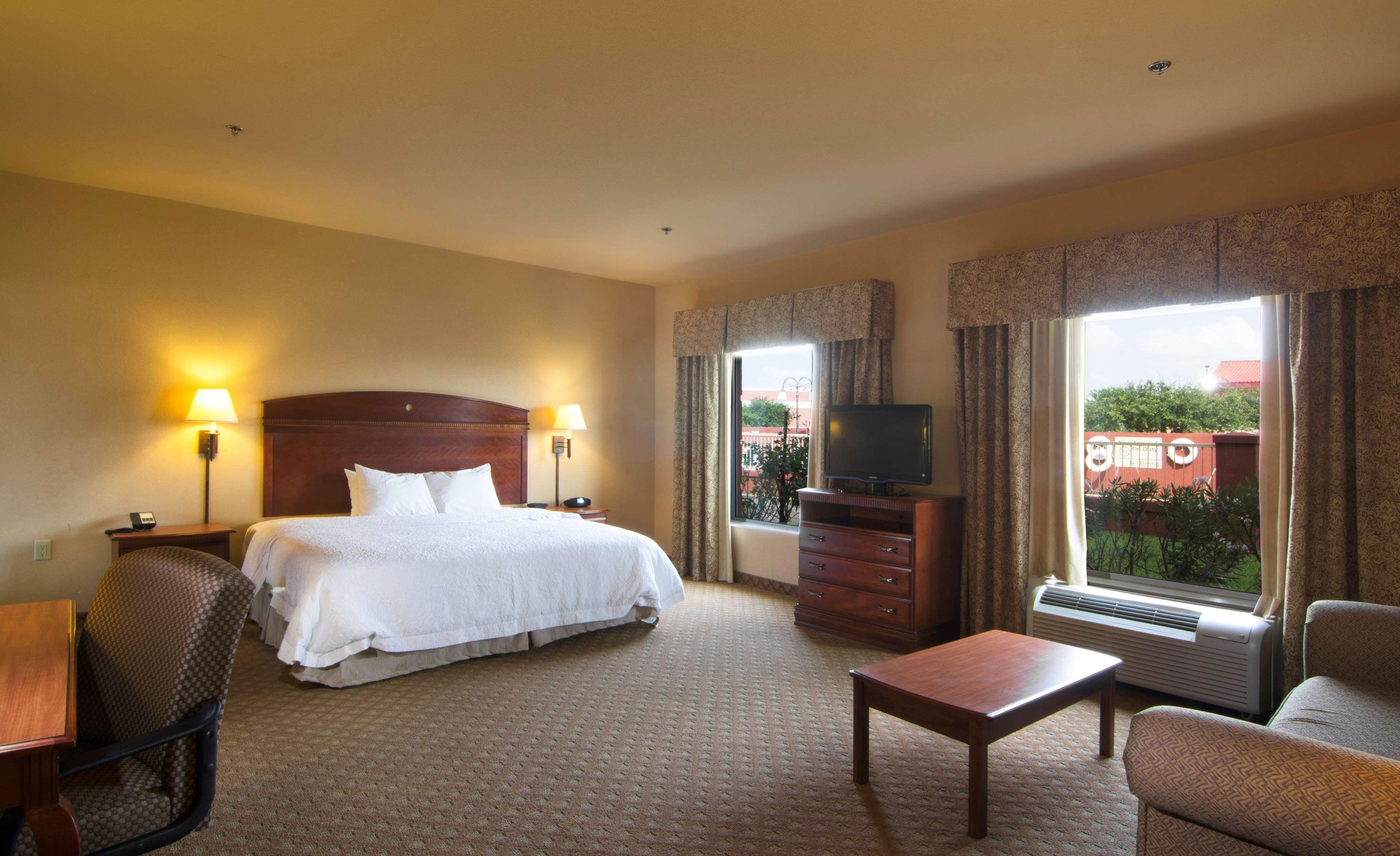 Hampton Inn And Suites-Браунсвилл Экстерьер фото